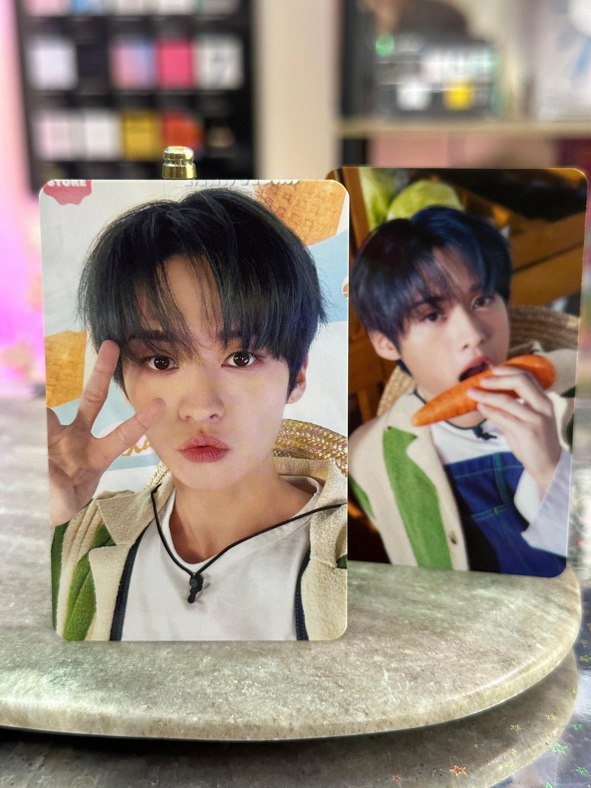 STRAY KIDS - 2 PHOTOCARD SETS SG 2023 - K-POP WORLD (7444129251463)