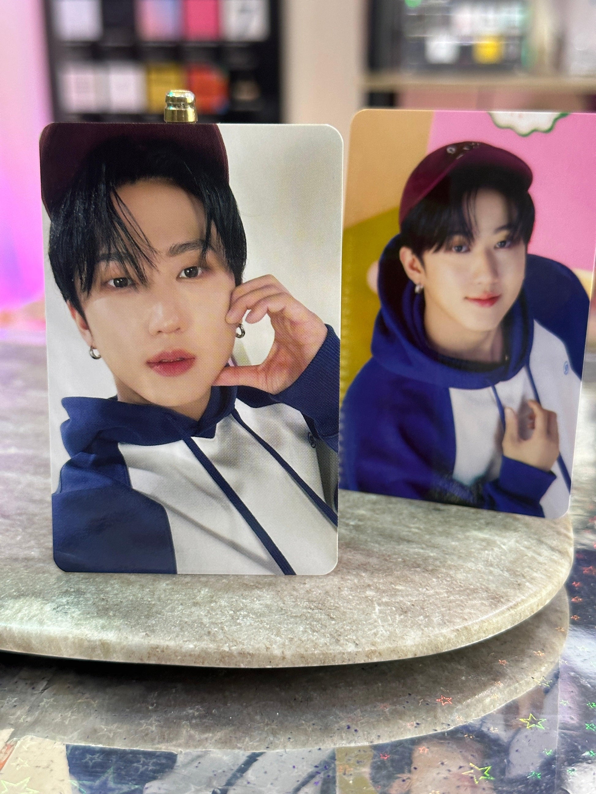 STRAY KIDS - 2 PHOTOCARD SETS SG 2023 - K-POP WORLD (7444129251463)